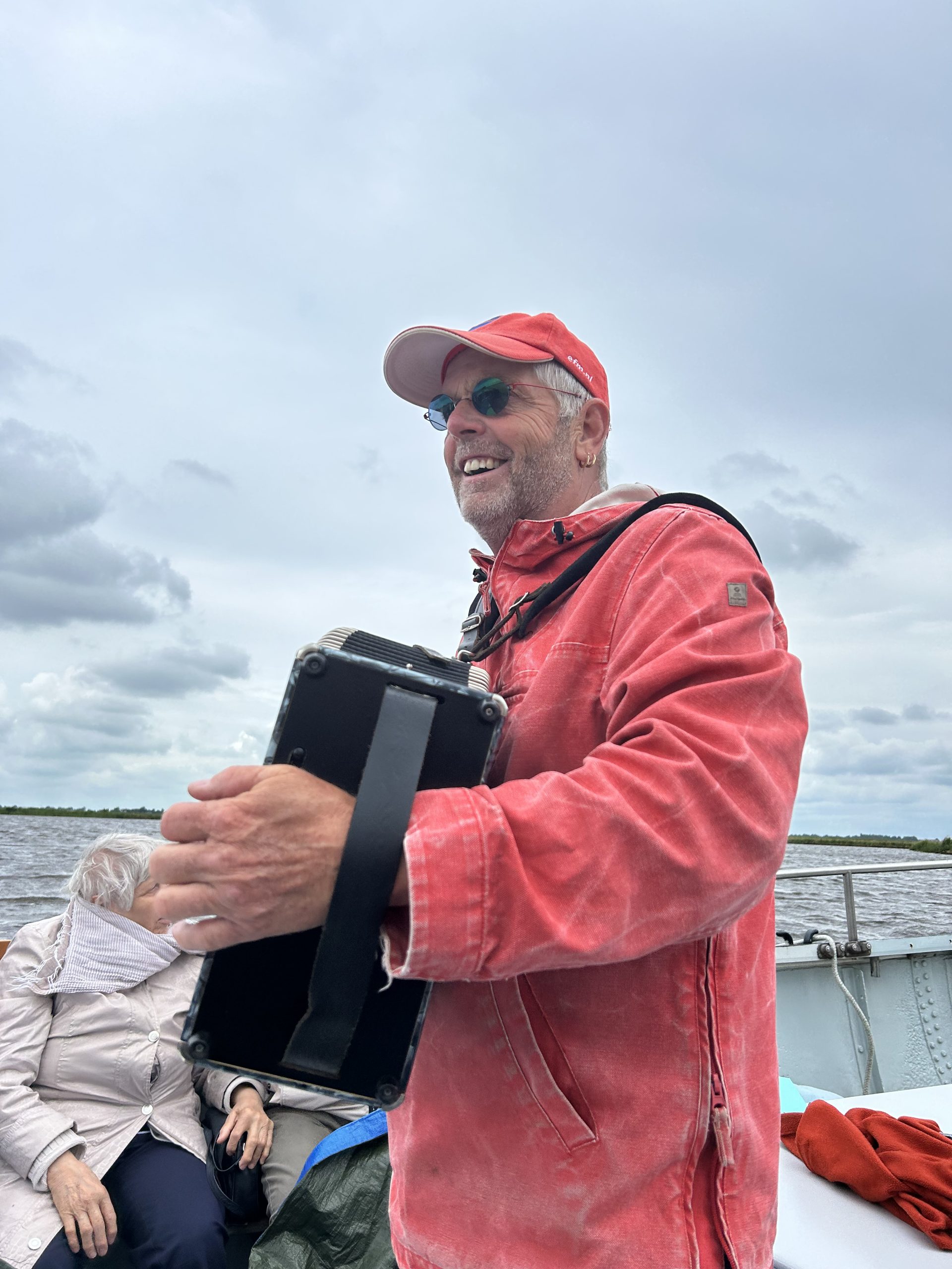 Een rondvaart over de Friese wateren met schipper en verteller Wiepke Wierda. ‘Bij de pakken neerzitten, dat zal ik nooit doen’