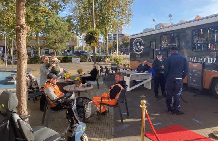 Koffiebus schenkt niet alleen koffie maar ook aandacht