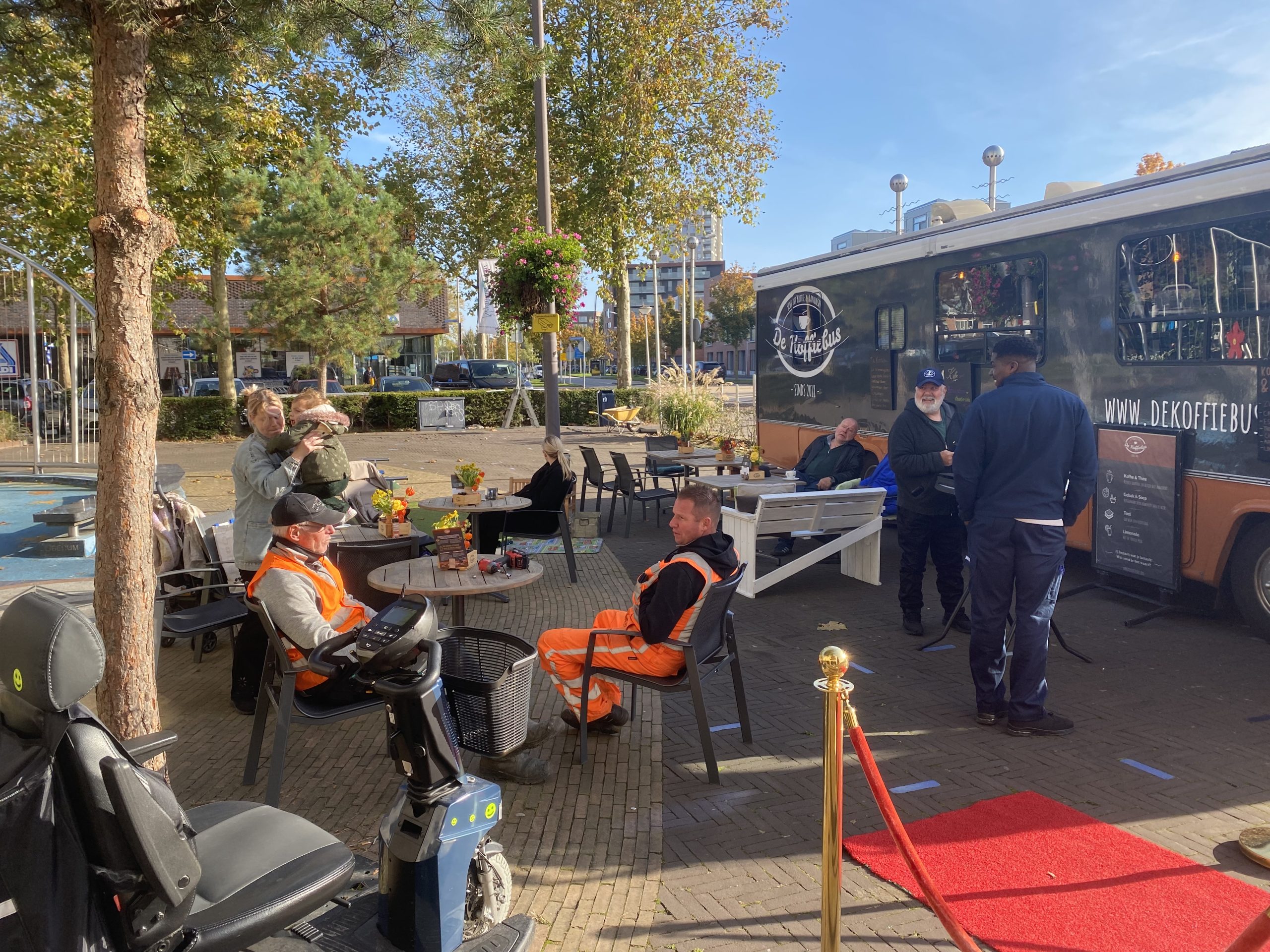 Koffiebus schenkt niet alleen koffie maar ook aandacht