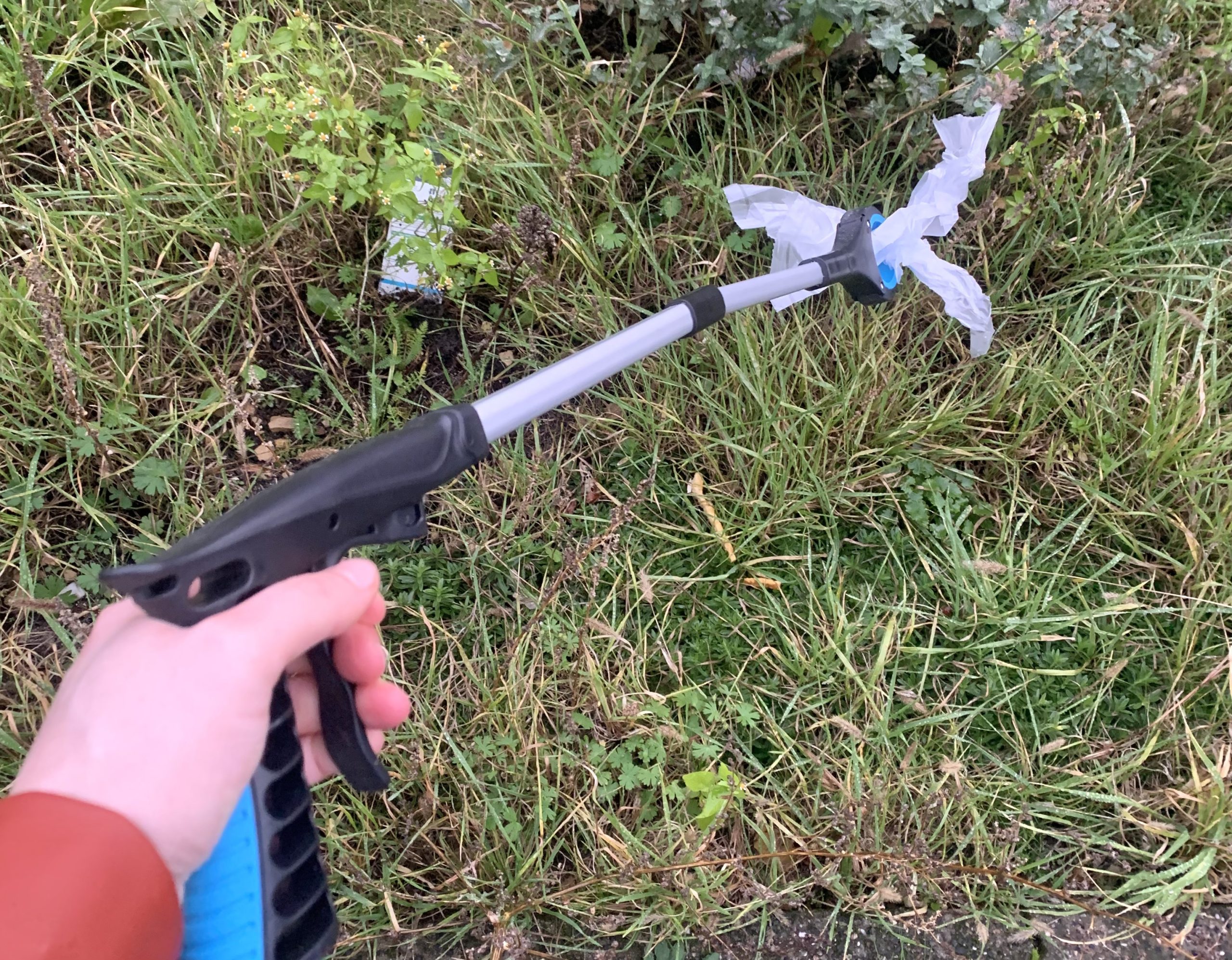 Afval prikken op en buiten het schoolplein