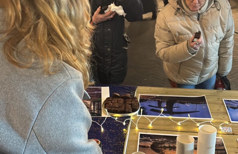 Brownies, lampjes en praatjes op de kerstmarkt