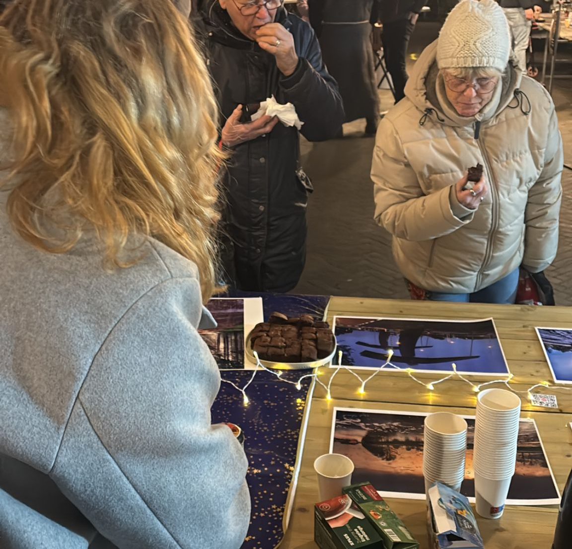 Brownies, lampjes en praatjes op de kerstmarkt